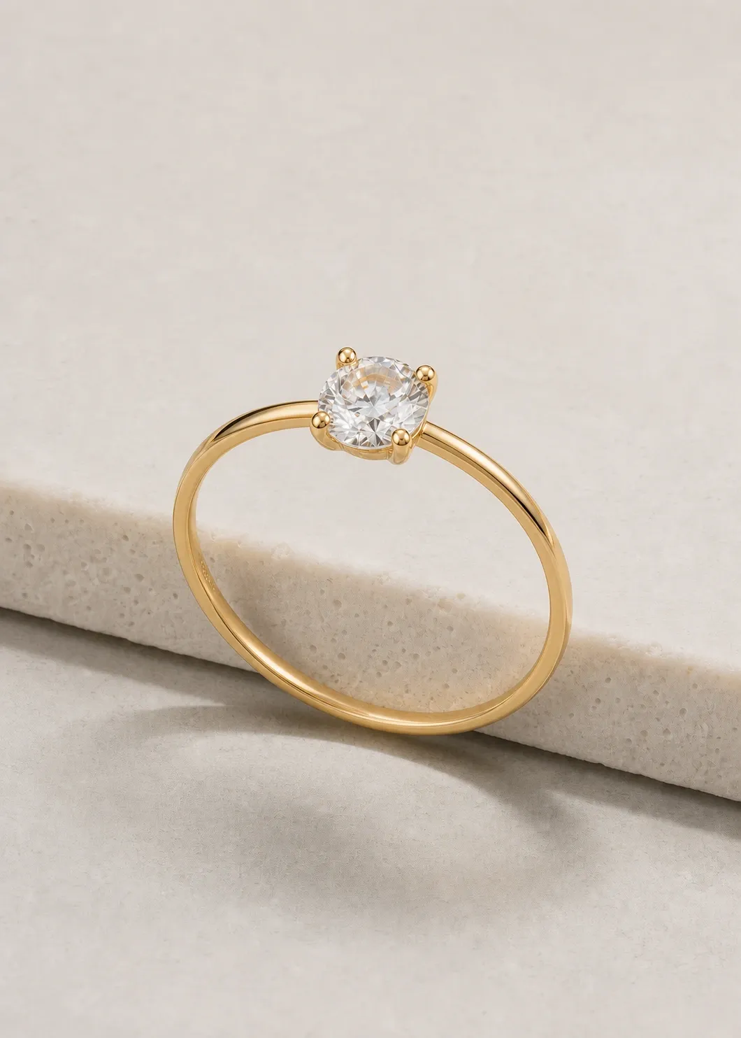 Anello solitario fotografato per una scheda prodotto