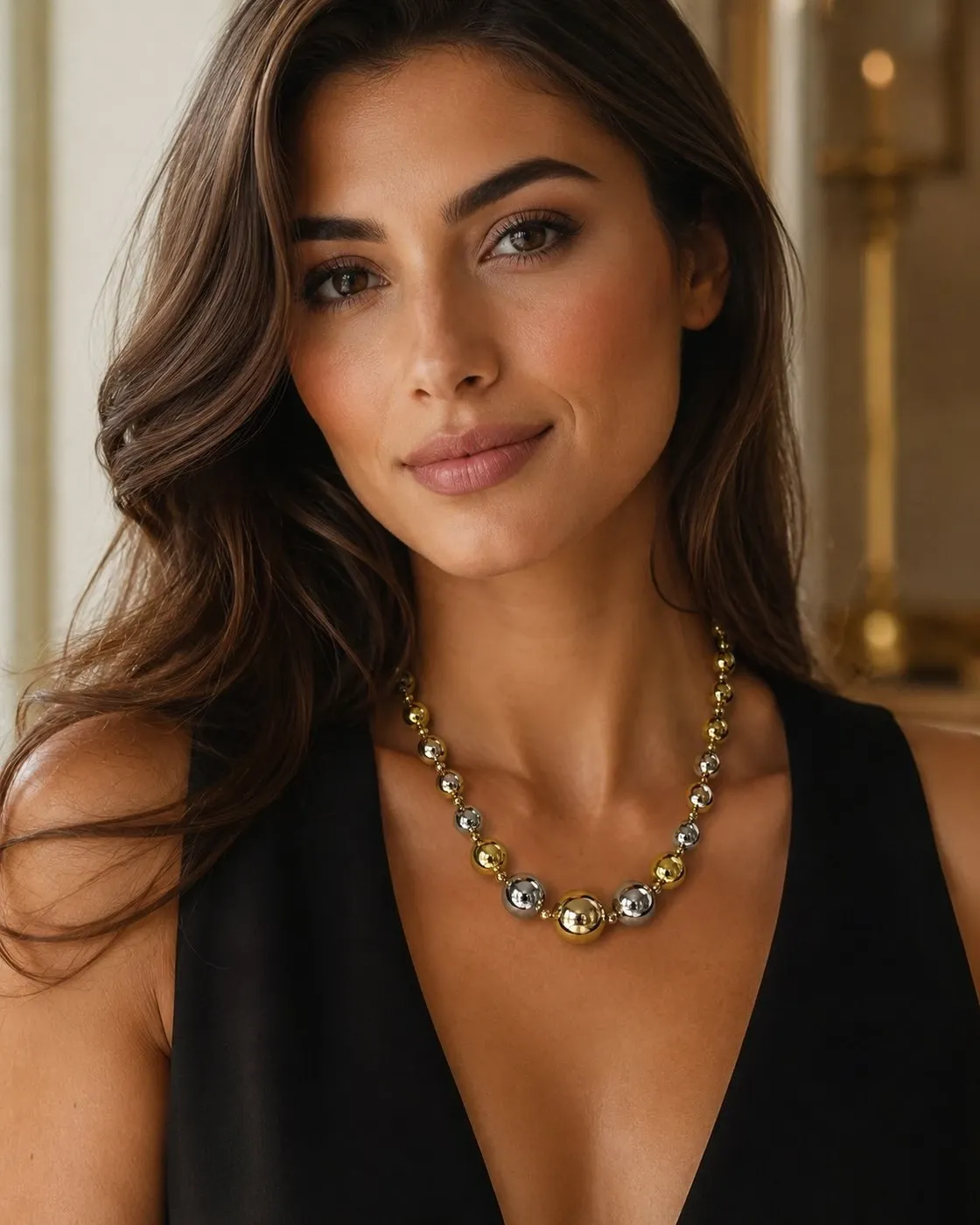 Collana indossata in un ritratto editoriale