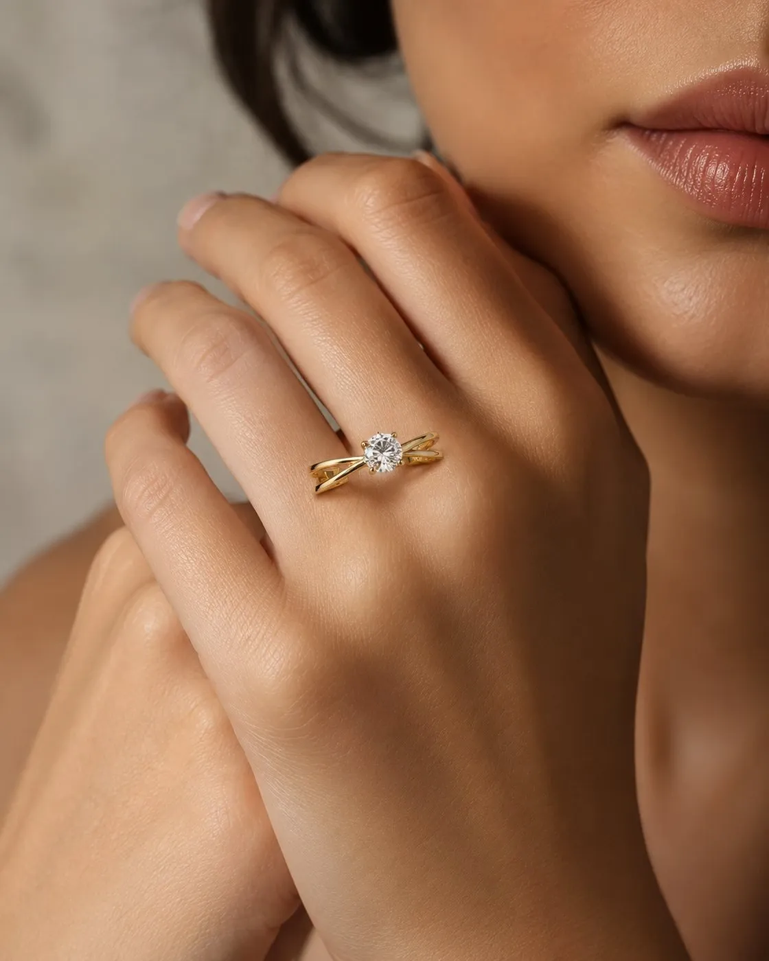 Anello solitario indossato in primo piano