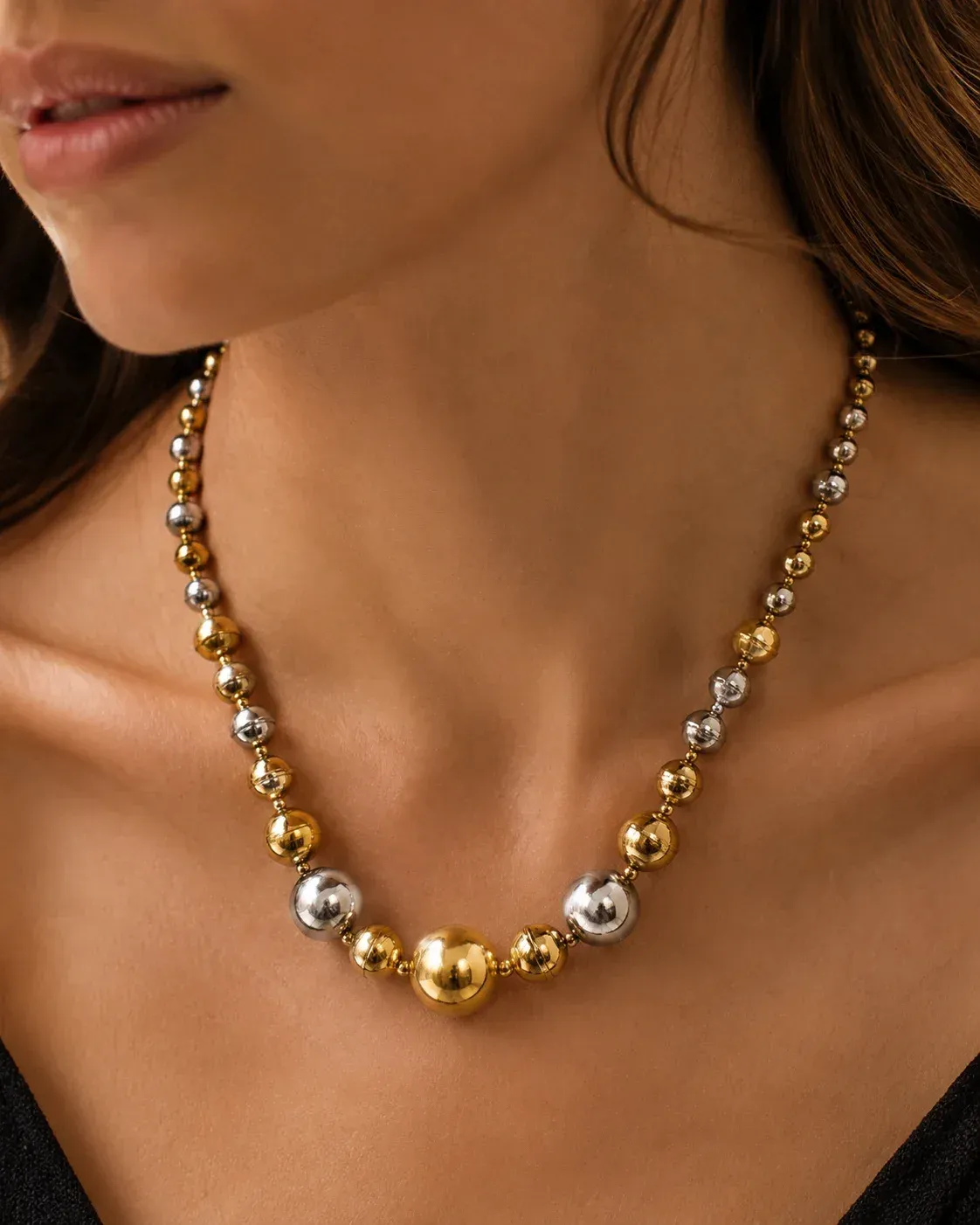 Dettaglio indossato della collana multicolor Vergottini sul décolleté della modella
